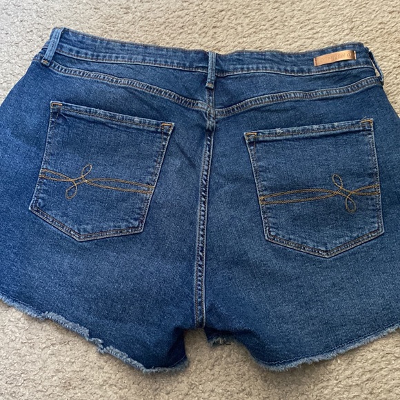 Levi’s High Rise Shorts - Picture 2 of 3